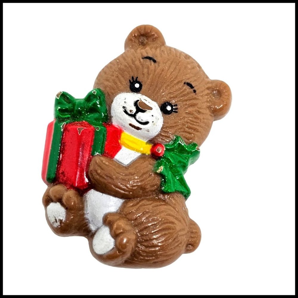 Vintage Brooch Russ Christmas Bear Holiday Holding Present Plastic‎